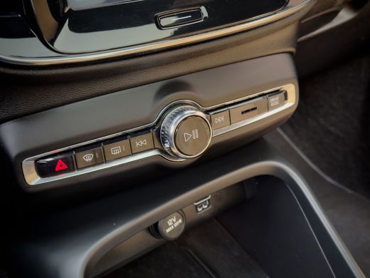 Volvo  XC40 2.0 T4 INSCRIPTION PANODAK LEDER NAVI HARMAN KARDON LED LMV PDC ActivLease financial lease