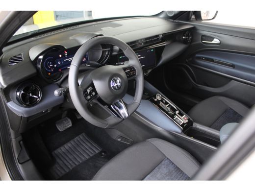 Alfa Romeo Junior 1.2 Turbo Hybrid Ibrida | Adaptieve cruise control | Full-LED | Parkeersensoren achter | Apple Ca... ActivLease financial lease