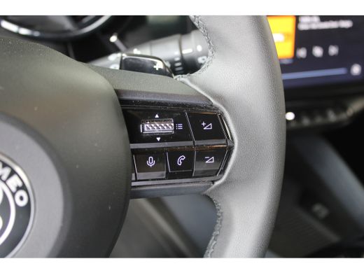 Alfa Romeo Junior 1.2 Turbo Hybrid Ibrida | Adaptieve cruise control | Full-LED | Parkeersensoren achter | Apple Ca... ActivLease financial lease