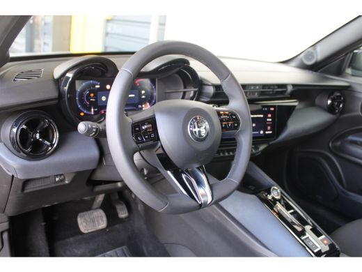 Alfa Romeo Junior 1.2 Turbo Hybrid Ibrida | Adaptieve cruise control | Full-LED | Parkeersensoren achter | Apple Ca... ActivLease financial lease