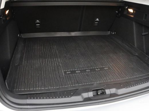 Ford Focus 1.0 EcoBoost Hybrid Active | Stoelverwarming | Trekhaak | Camera | Stuurverwarming | Carplay | Ke... ActivLease financial lease