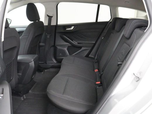 Ford Focus 1.0 EcoBoost Hybrid Active | Stoelverwarming | Trekhaak | Camera | Stuurverwarming | Carplay | Ke... ActivLease financial lease