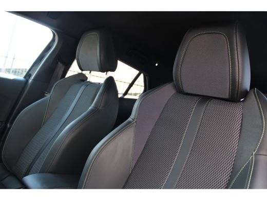 Peugeot e-2008 EV GT 54 kWh | Navigatie | Camera | Fase 3 laden | 18 Inch LMV | Apple carplay | Nieuw model | ActivLease financial lease