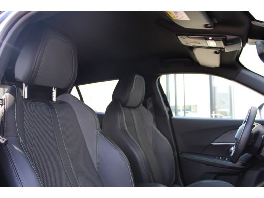 Peugeot e-2008 EV GT 54 kWh | Navigatie | Camera | Fase 3 laden | 18 Inch LMV | Apple carplay | Nieuw model | ActivLease financial lease