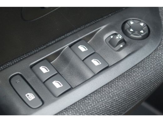 Peugeot e-208 EV Style 51 kWh | Carplay | Camera | Navi | Climate | DAB | LED | Carplay | Camera | Navi | Clima... ActivLease financial lease