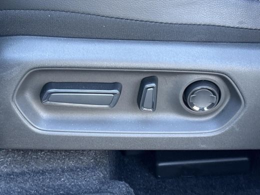 Toyota Urban Cruiser Executive 61 kWh **PANORAMA DAK/ STUURVERWARMING/ DODEHOEK DETECTIE** ActivLease financial lease