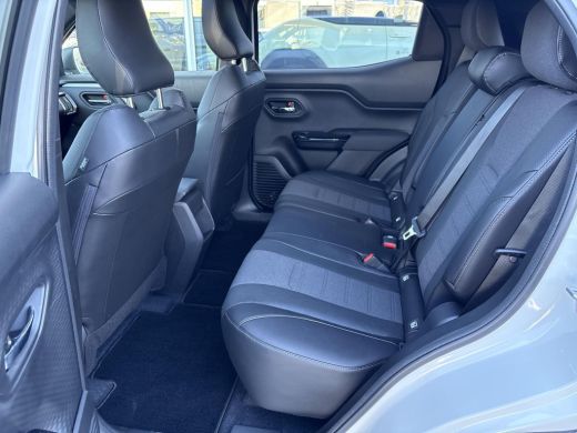 Toyota Urban Cruiser Executive 61 kWh **PANORAMA DAK/ STUURVERWARMING/ DODEHOEK DETECTIE** ActivLease financial lease