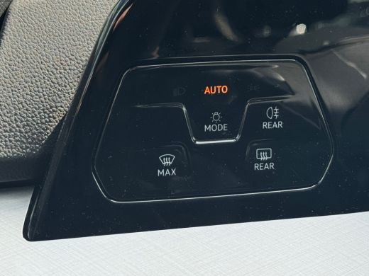 Volkswagen Golf 1.5 204pk eHybrid Life Edition Achteruitrijcamera 'Rear View' | 	Voorstoelen verwarmbaar | Parkee... ActivLease financial lease