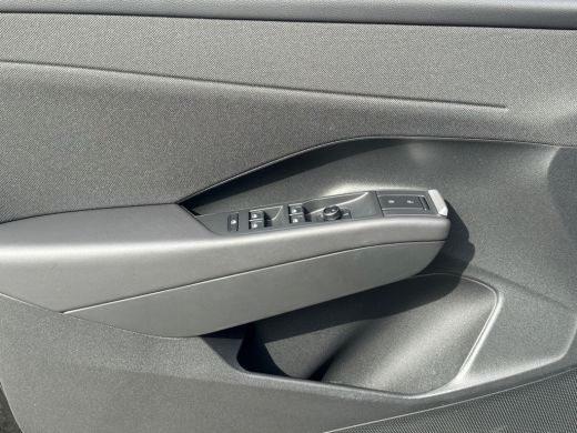 Volkswagen T-Roc 1.5 115pk eTsi Life First Edition Parkeerassistent 'Park Assist' | Voorstoelen verwarmbaar | Acht... ActivLease financial lease