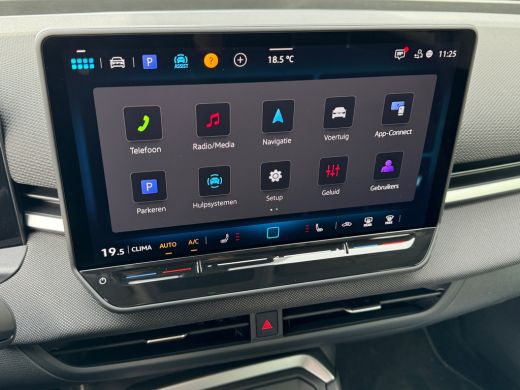 Volkswagen T-Roc 1.5 115pk eTsi Life First Edition Parkeerassistent 'Park Assist' | Voorstoelen verwarmbaar | Acht... ActivLease financial lease