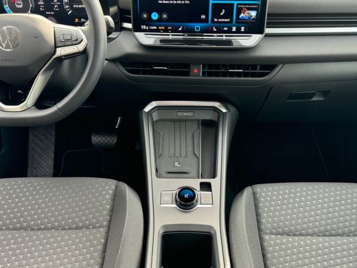 Volkswagen T-Roc 1.5 115pk eTsi Life First Edition Parkeerassistent 'Park Assist' | Voorstoelen verwarmbaar | Acht... ActivLease financial lease