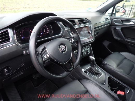 Volkswagen Tiguan Allspace 1.5 TSI R-LINE ACC / KEYLESS / TREKHAAK / PANODAK ActivLease financial lease