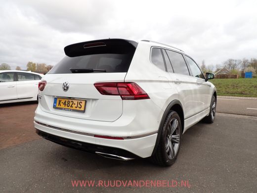 Volkswagen Tiguan Allspace 1.5 TSI R-LINE ACC / KEYLESS / TREKHAAK / PANODAK ActivLease financial lease