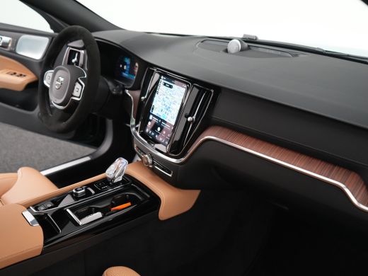 Volvo  V60 T8 Plug-in hybrid AWD Ultra Dark HEICO | Custum Wrap | 21" | Extra getint glas | Full-LED koplamp... ActivLease financial lease