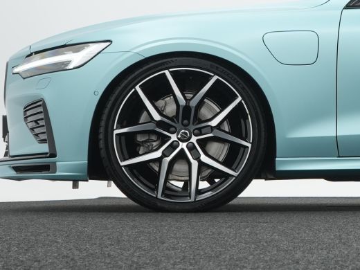 Volvo  V60 T8 Plug-in hybrid AWD Ultra Dark HEICO | Custum Wrap | 21" | Extra getint glas | Full-LED koplamp... ActivLease financial lease