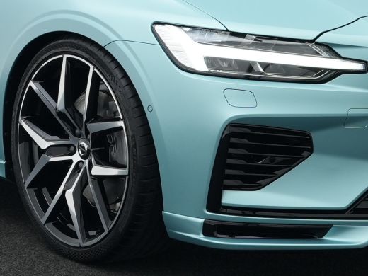 Volvo  V60 T8 Plug-in hybrid AWD Ultra Dark HEICO | Custum Wrap | 21" | Extra getint glas | Full-LED koplamp... ActivLease financial lease