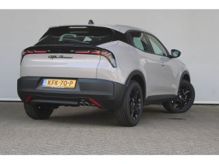 Alfa Romeo Junior 1.2 Turbo Hybrid Ibrida | Adaptieve cruise control | Full-LED | Parkeersensoren achter | Apple Ca...