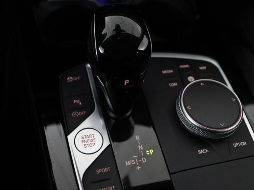 BMW 1 Serie 118i Sport Line | Sportstoelen | Carplay | Half leder | Live Cockpit | Full LED | Navigatie | Sfe... ActivLease financial lease