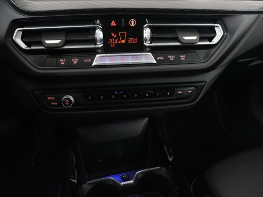 BMW 1 Serie 118i Sport Line | Sportstoelen | Carplay | Half leder | Live Cockpit | Full LED | Navigatie | Sfe... ActivLease financial lease
