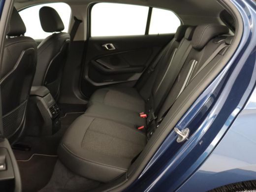 BMW 1 Serie 118i Sport Line | Sportstoelen | Carplay | Half leder | Live Cockpit | Full LED | Navigatie | Sfe... ActivLease financial lease
