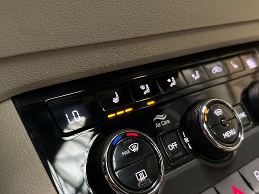 Skoda Karoq 1.5 TSI ACT Deluxe 150Pk Automaat (PANORAMADAK, APPLE CARPLAY, LEDER, ZWART HEMEL, CANTON AUDIO, ... ActivLease financial lease