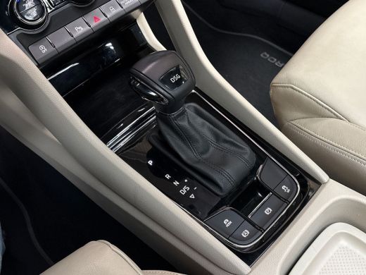 Skoda Karoq 1.5 TSI ACT Deluxe 150Pk Automaat (PANORAMADAK, APPLE CARPLAY, LEDER, ZWART HEMEL, CANTON AUDIO, ... ActivLease financial lease