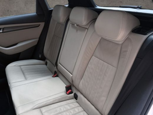 Skoda Karoq 1.5 TSI ACT Deluxe 150Pk Automaat (PANORAMADAK, APPLE CARPLAY, LEDER, ZWART HEMEL, CANTON AUDIO, ... ActivLease financial lease