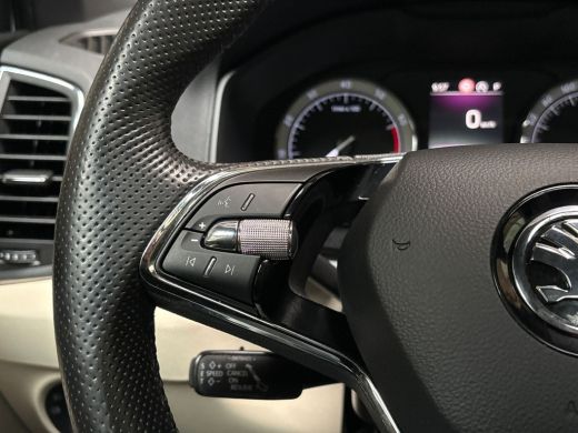 Skoda Karoq 1.5 TSI ACT Deluxe 150Pk Automaat (PANORAMADAK, APPLE CARPLAY, LEDER, ZWART HEMEL, CANTON AUDIO, ... ActivLease financial lease