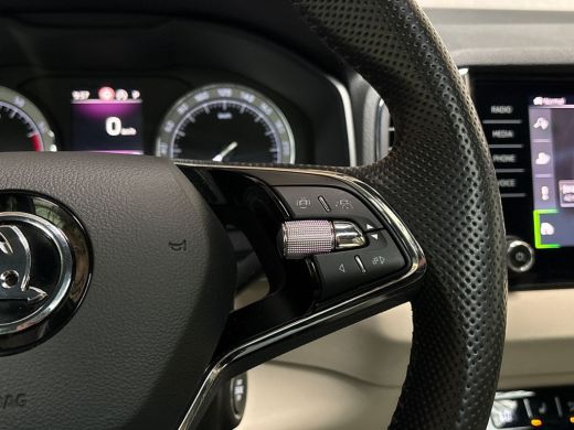 Skoda Karoq 1.5 TSI ACT Deluxe 150Pk Automaat (PANORAMADAK, APPLE CARPLAY, LEDER, ZWART HEMEL, CANTON AUDIO, ... ActivLease financial lease