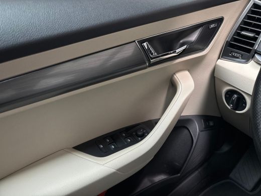 Skoda Karoq 1.5 TSI ACT Deluxe 150Pk Automaat (PANORAMADAK, APPLE CARPLAY, LEDER, ZWART HEMEL, CANTON AUDIO, ... ActivLease financial lease