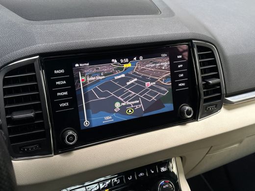 Skoda Karoq 1.5 TSI ACT Deluxe 150Pk Automaat (PANORAMADAK, APPLE CARPLAY, LEDER, ZWART HEMEL, CANTON AUDIO, ... ActivLease financial lease