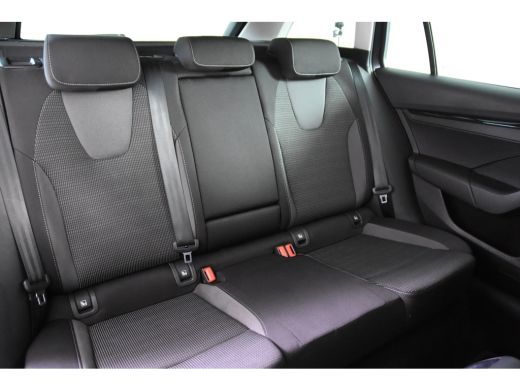 Skoda Octavia Combi Ambition Automaat *1ste Eigenaar*Navigatie*Trekhaak* ActivLease financial lease