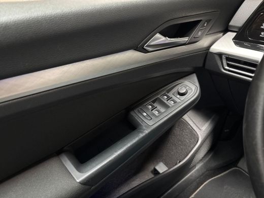 Volkswagen Golf 1.5 TSI Sport (4 CILINDER, APPLE CARPLAY, GROOT NAVI, STUUR/STOELVERWARMING, KEYLESS, SPORTSTOELE... ActivLease financial lease