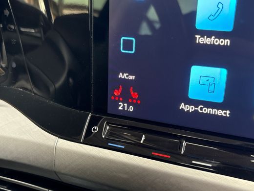 Volkswagen Golf 1.5 TSI Sport (4 CILINDER, APPLE CARPLAY, GROOT NAVI, STUUR/STOELVERWARMING, KEYLESS, SPORTSTOELE... ActivLease financial lease