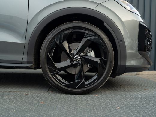 Volkswagen T-Roc 1.5 eTsi R-Line First Edition | Trekhaak wegkl. | 360 Camera | Panodak | Harman/Kardon | Prijs Ri... ActivLease financial lease