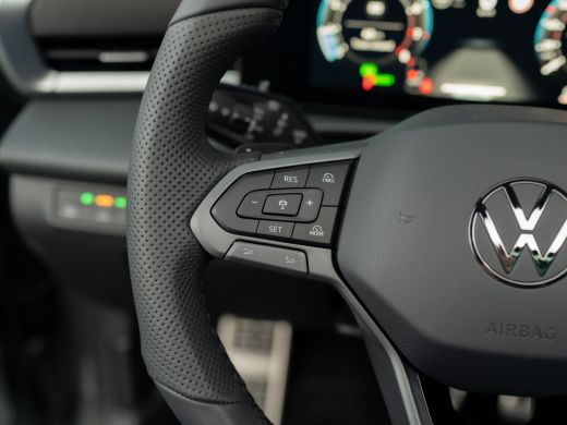 Volkswagen T-Roc 1.5 eTsi R-Line First Edition | Trekhaak wegkl. | 360 Camera | Panodak | Harman/Kardon | Prijs Ri... ActivLease financial lease