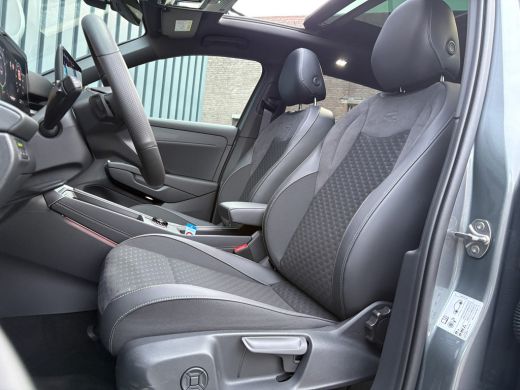 Volkswagen T-Roc 1.5 eTsi R-Line First Edition | Trekhaak wegkl. | 360 Camera | Panodak | Harman/Kardon | Prijs Ri... ActivLease financial lease