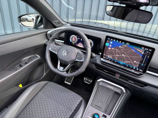 Volkswagen T-Roc 1.5 eTsi R-Line First Edition | Trekhaak wegkl. | 360 Camera | Panodak | Harman/Kardon | Prijs Ri... ActivLease financial lease