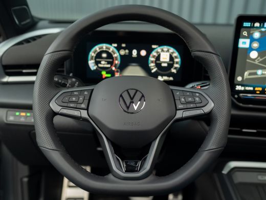 Volkswagen T-Roc 1.5 eTsi R-Line First Edition | Trekhaak wegkl. | 360 Camera | Panodak | Harman/Kardon | Prijs Ri... ActivLease financial lease