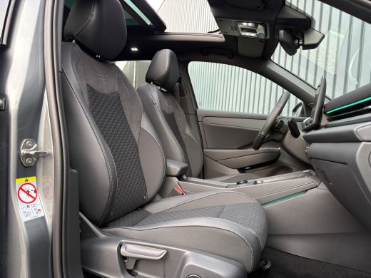 Volkswagen T-Roc 1.5 eTsi R-Line First Edition | Trekhaak wegkl. | 360 Camera | Panodak | Harman/Kardon | Prijs Ri... ActivLease financial lease