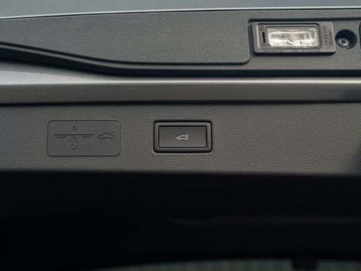 Volkswagen T-Roc 1.5 eTsi R-Line First Edition | Trekhaak wegkl. | 360 Camera | Panodak | Harman/Kardon | Prijs Ri... ActivLease financial lease