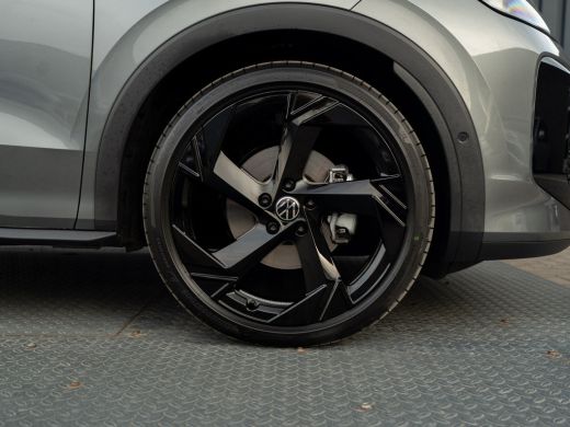 Volkswagen T-Roc 1.5 eTsi R-Line First Edition | Trekhaak wegkl. | 360 Camera | Panodak | Harman/Kardon | Prijs Ri... ActivLease financial lease