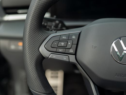 Volkswagen T-Roc 1.5 eTsi R-Line First Edition | Trekhaak wegkl. | 360 Camera | Panodak | Harman/Kardon | Prijs Ri... ActivLease financial lease