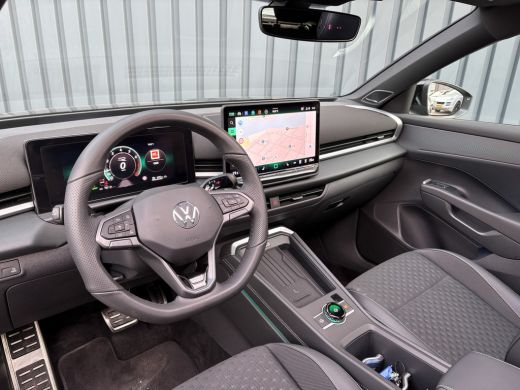 Volkswagen T-Roc 1.5 eTsi R-Line First Edition | Trekhaak wegkl. | 360 Camera | Panodak | Harman/Kardon | Prijs Ri... ActivLease financial lease