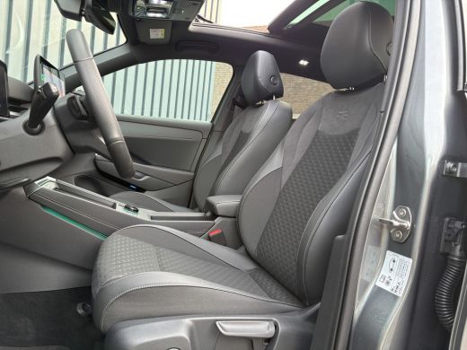 Volkswagen T-Roc 1.5 eTsi R-Line First Edition | Trekhaak wegkl. | 360 Camera | Panodak | Harman/Kardon | Prijs Ri... ActivLease financial lease