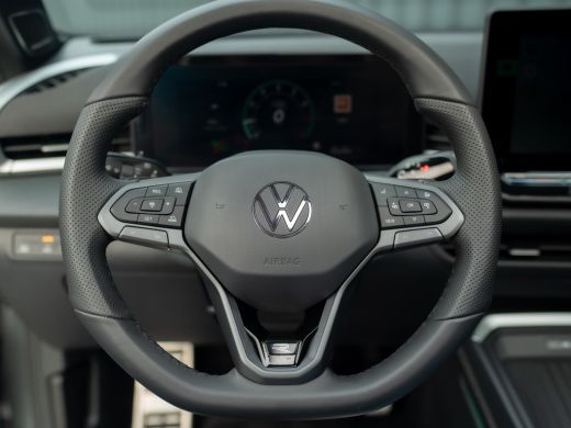 Volkswagen T-Roc 1.5 eTsi R-Line First Edition | Trekhaak wegkl. | 360 Camera | Panodak | Harman/Kardon | Prijs Ri... ActivLease financial lease