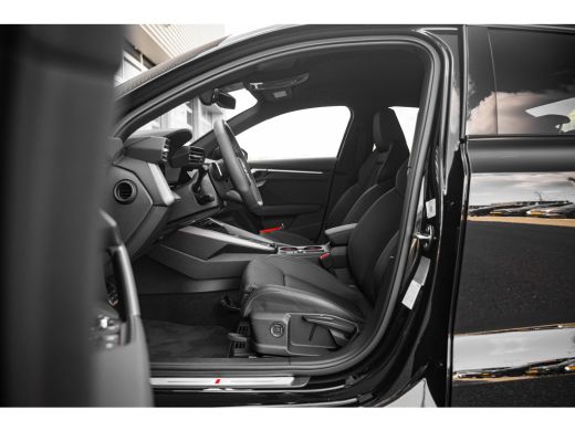 Audi A3 Limousine 30 TFSI S edition | Trekhaak | Carplay | Comfortpakket Plus | Achteruitrijcamera | ActivLease financial lease