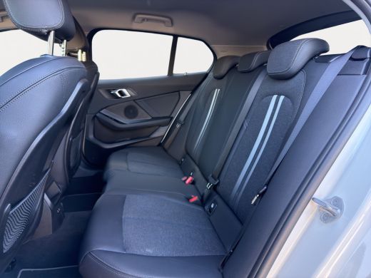 BMW 1 Serie Business Edition Plus | Sportstuur | Sportstoelen | Parkeersensoren voor en achter | Achteruitrij... ActivLease financial lease