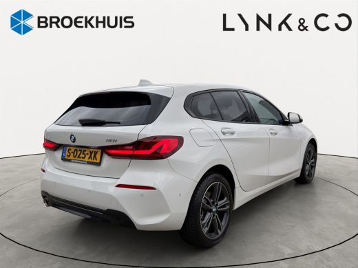 BMW 1 Serie Business Edition Plus | Sportstuur | Sportstoelen | Parkeersensoren voor en achter | Achteruitrij... ActivLease financial lease