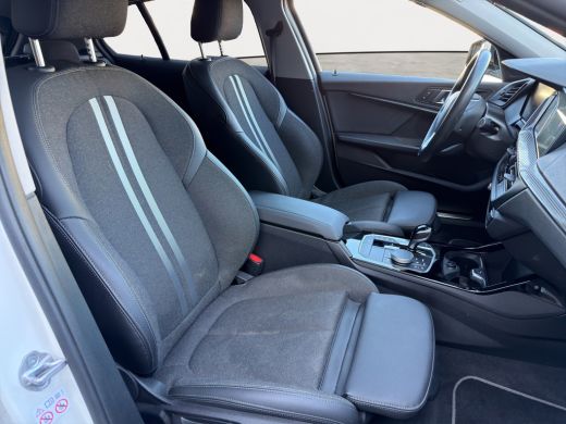 BMW 1 Serie Business Edition Plus | Sportstuur | Sportstoelen | Parkeersensoren voor en achter | Achteruitrij... ActivLease financial lease